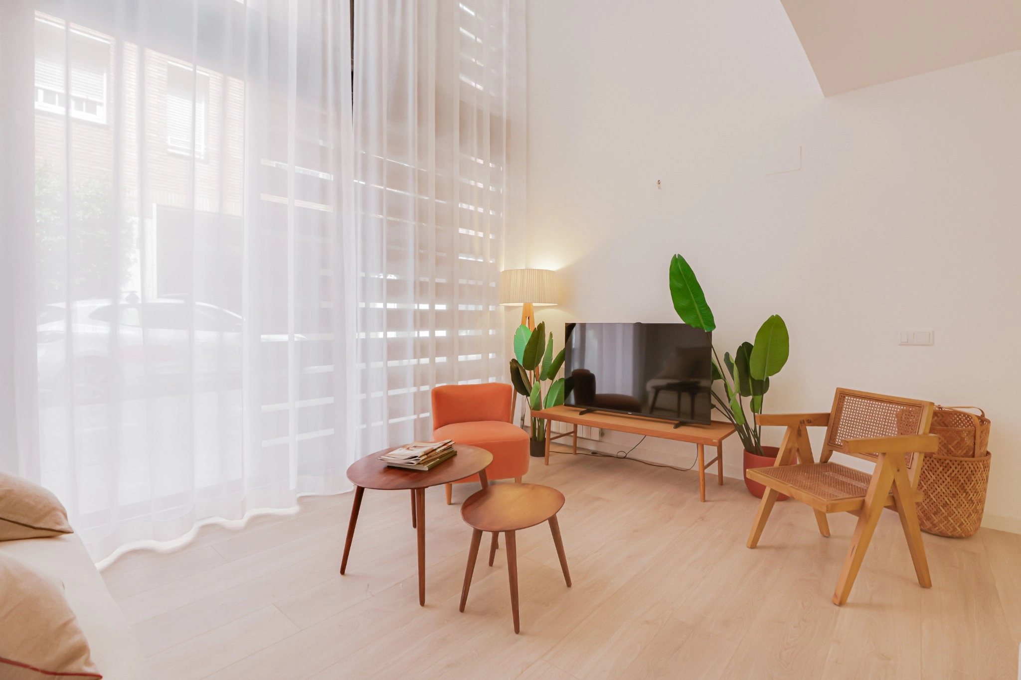 Interior luminoso de una vivienda con escalera de madera