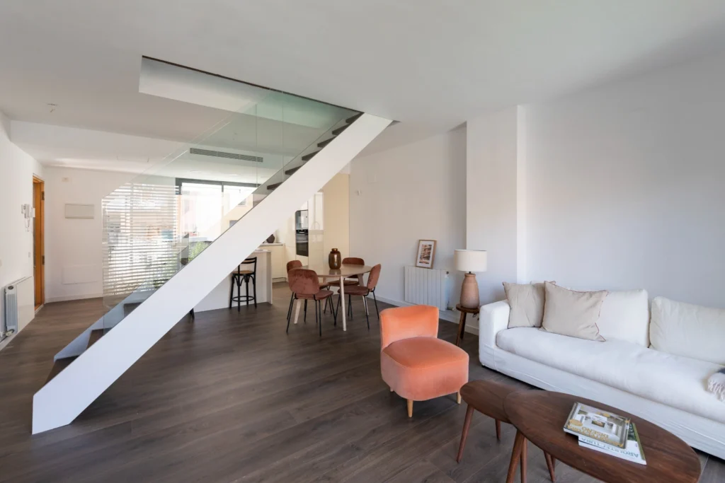 Interior de una vivienda: comedor, living y escalera